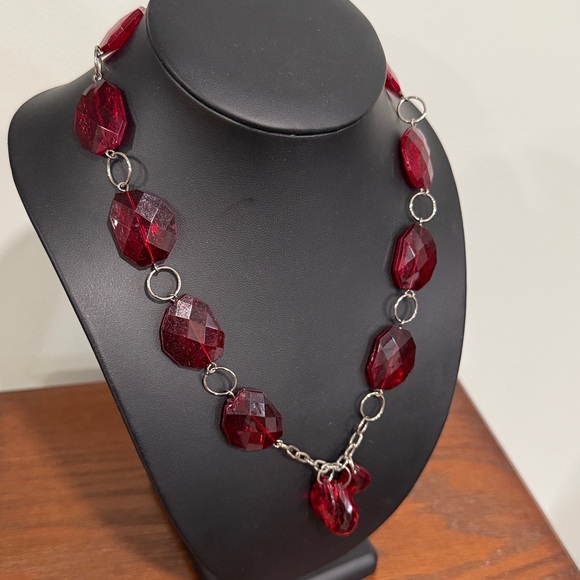 Vintage Red faceted beaded statement necklace with dangle teardrop pendant beads - Picture 3 of 5
